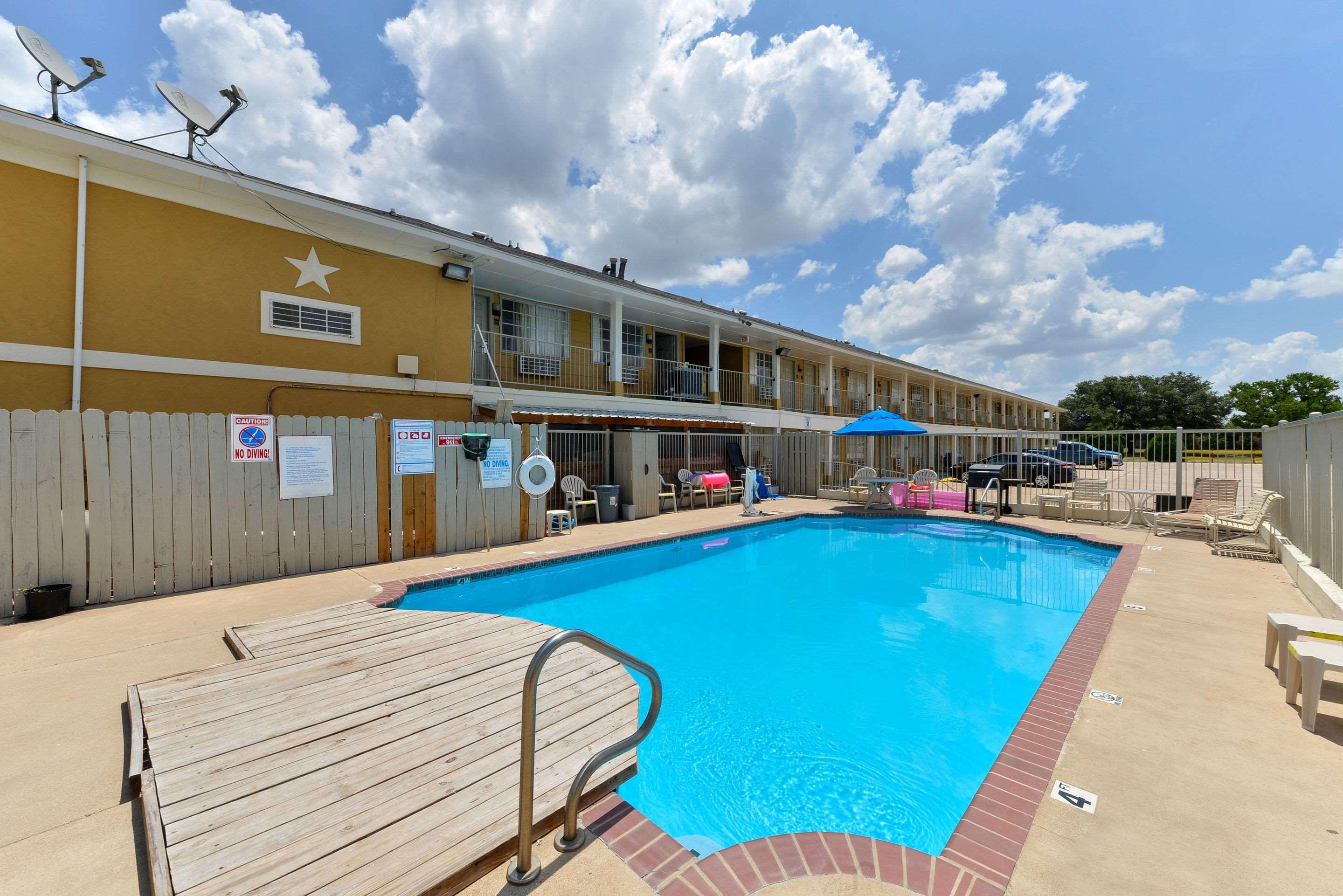 Quality Inn Gonzales Exterior photo